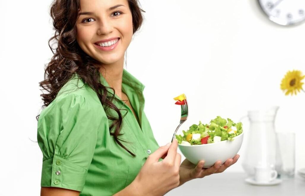 tüdruk, kes sööb 6 kroonlehe dieedil köögiviljasalatit