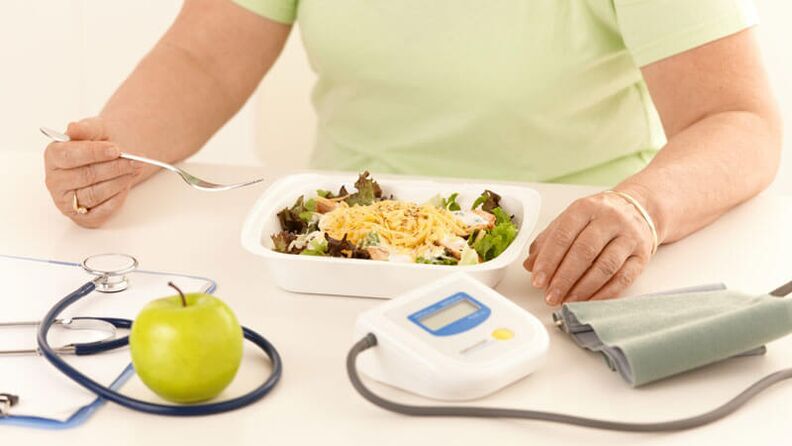 Diabeediga naine järgib arsti toitumissoovitusi